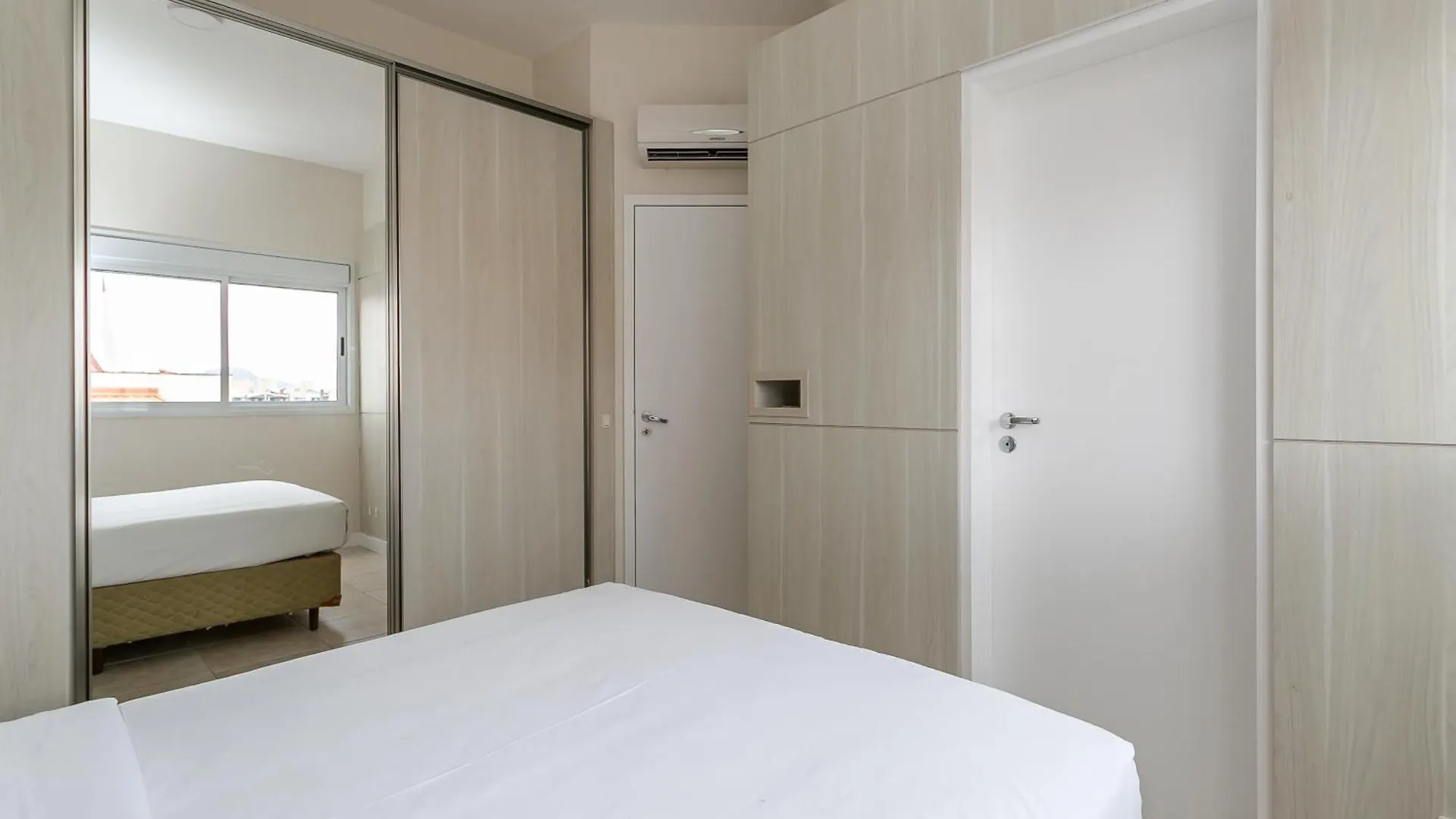 Predio Nos Ingleses Pe-Na-Areia Com Piscina - Aquarelle Florianópolis Apartamento